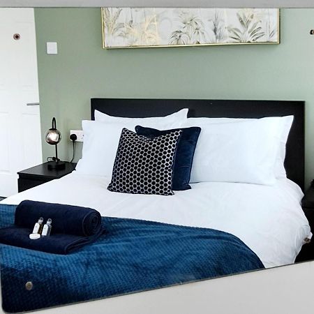 Bright 3 Bed Apartment With Terrace, Free Parking On Premises Watford  Eksteriør bilde