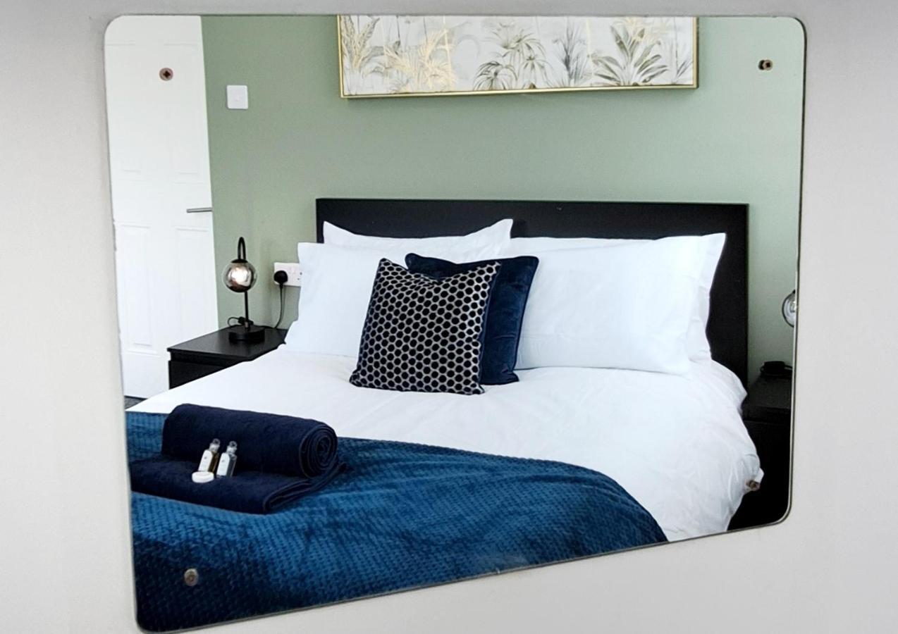Bright 3 Bed Apartment With Terrace, Free Parking On Premises Watford  Eksteriør bilde