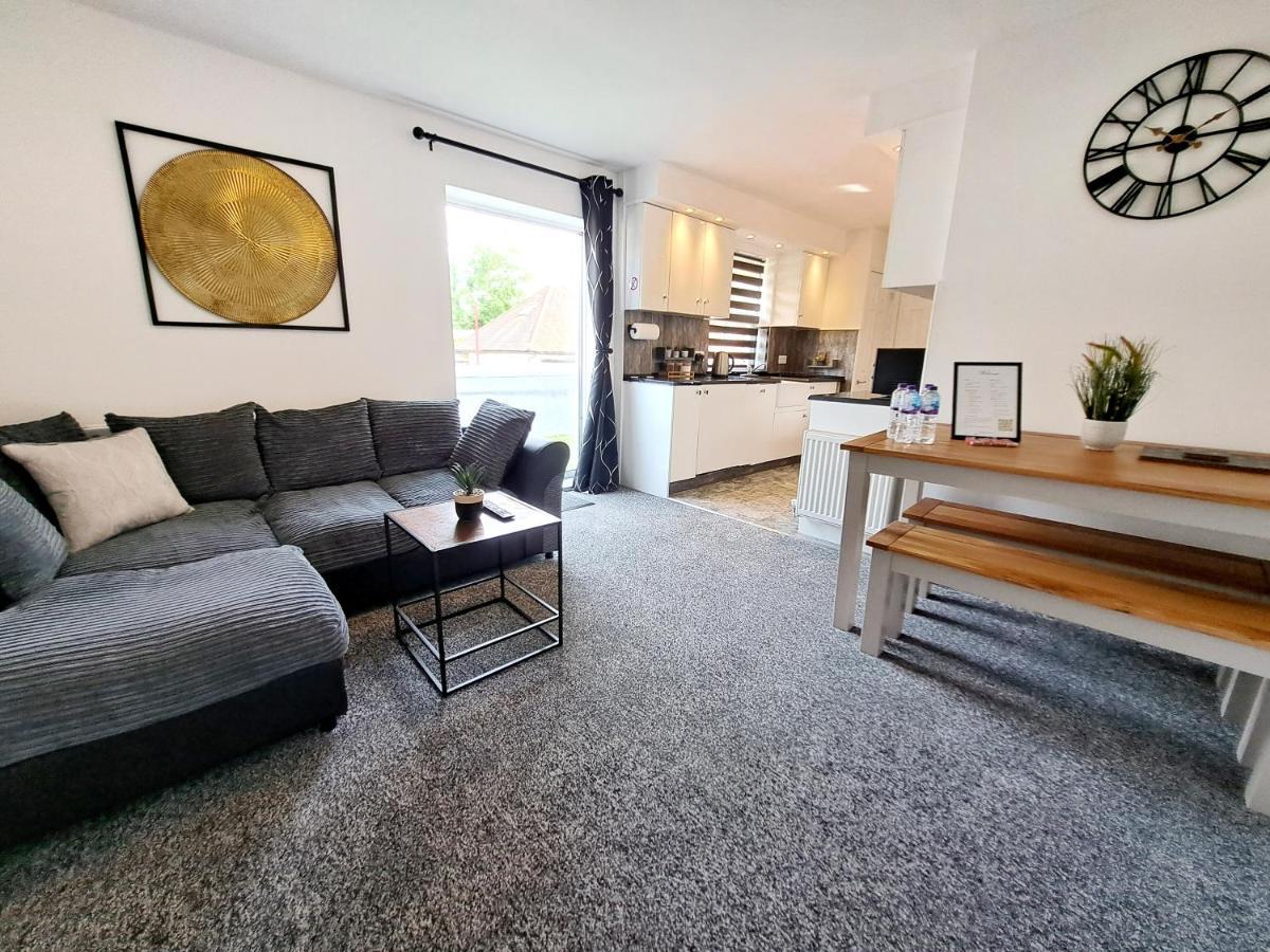 Bright 3 Bed Apartment With Terrace, Free Parking On Premises Watford  Eksteriør bilde