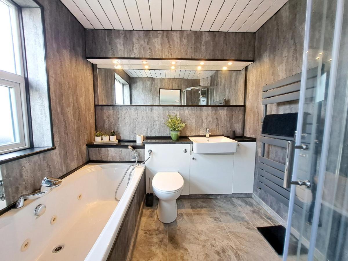Bright 3 Bed Apartment With Terrace, Free Parking On Premises Watford  Eksteriør bilde